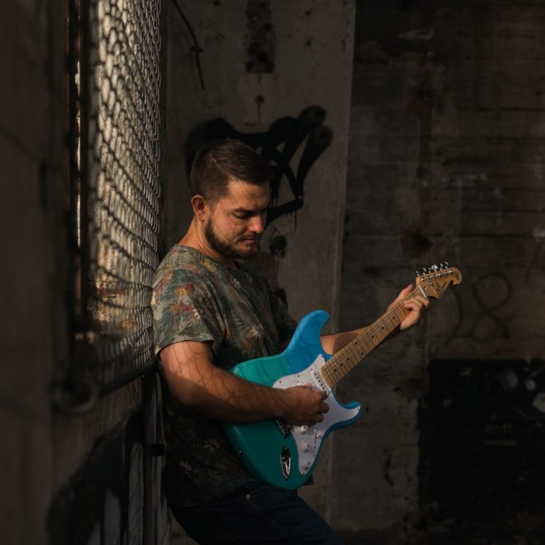 Steam Mann mit Kapuzenpullover, mit dem Rücken zugewandt atmet Dampf aus.